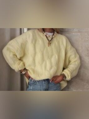 Soho & Stella Butter Yellow Cable knit Sweater  – Size L